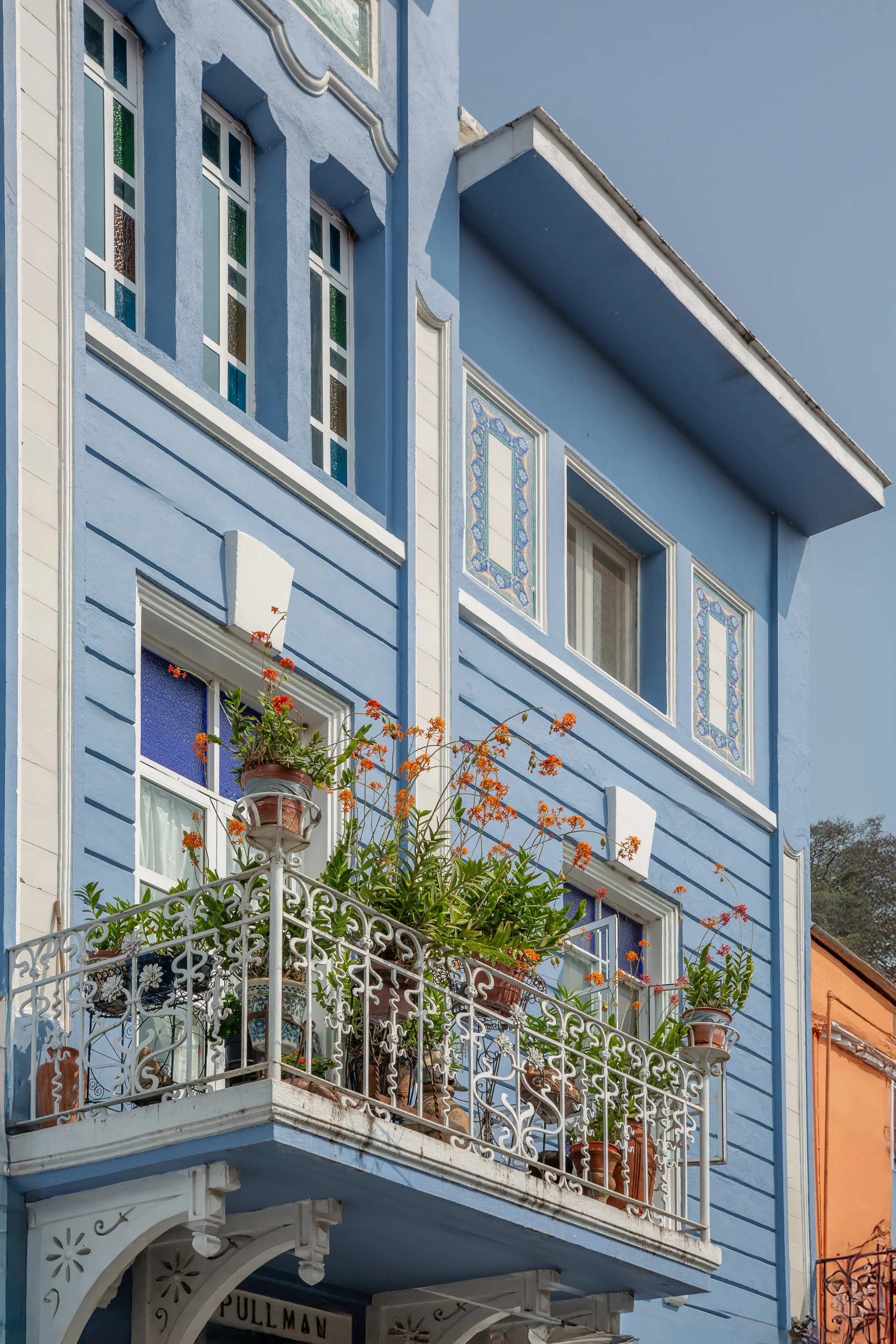 Fachada azul con balcón